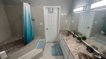 Een haardroger, shampoo, toiletpapier