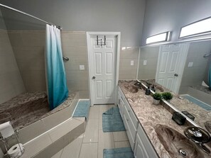 Haartrockner, Shampoo, Toilettenpapier