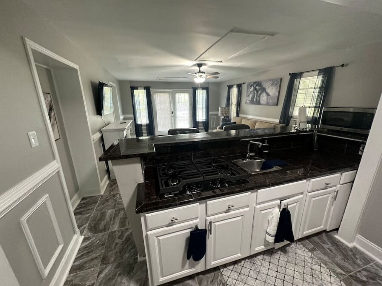 Kylskåp, mikrovågsugn, spishäll och kaffe- och tebryggare