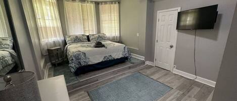 1 makuuhuone, työpöytä, silitysrauta/-lauta, Wi-Fi