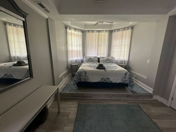 1 slaapkamer, een bureau, een strijkplank/strijkijzer, wifi