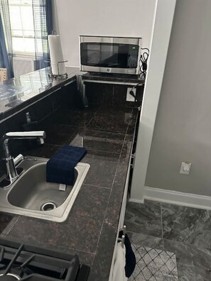 Kühlschrank, Mikrowelle, Herdplatte, Wasserkocher mit Kaffee-/Teezubehör