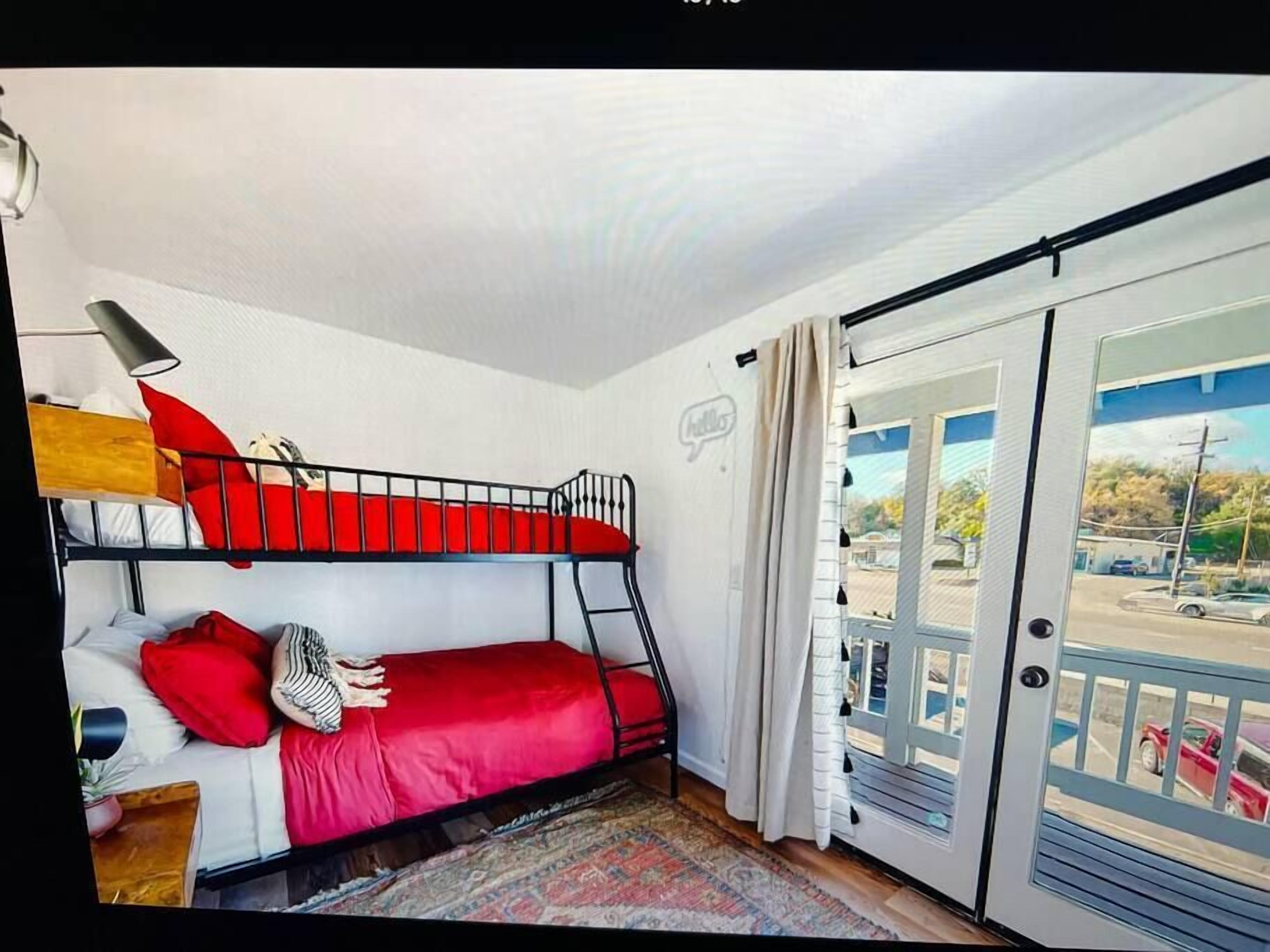 **Pet Friendly-Boho-Sleeps 5-Kitchen-In Town**