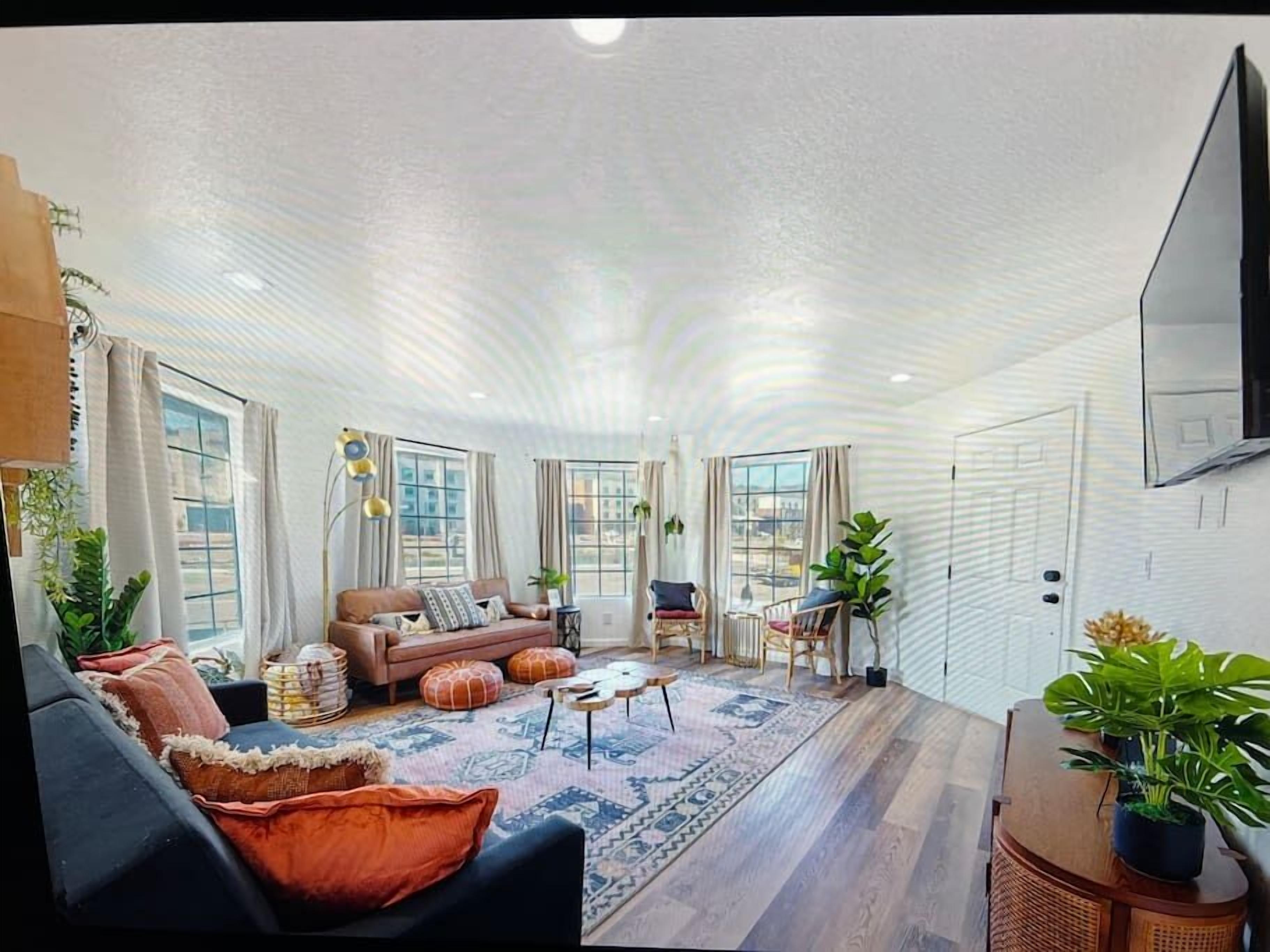 **Pet Friendly-Boho-Sleeps 5-Kitchen-In Town**