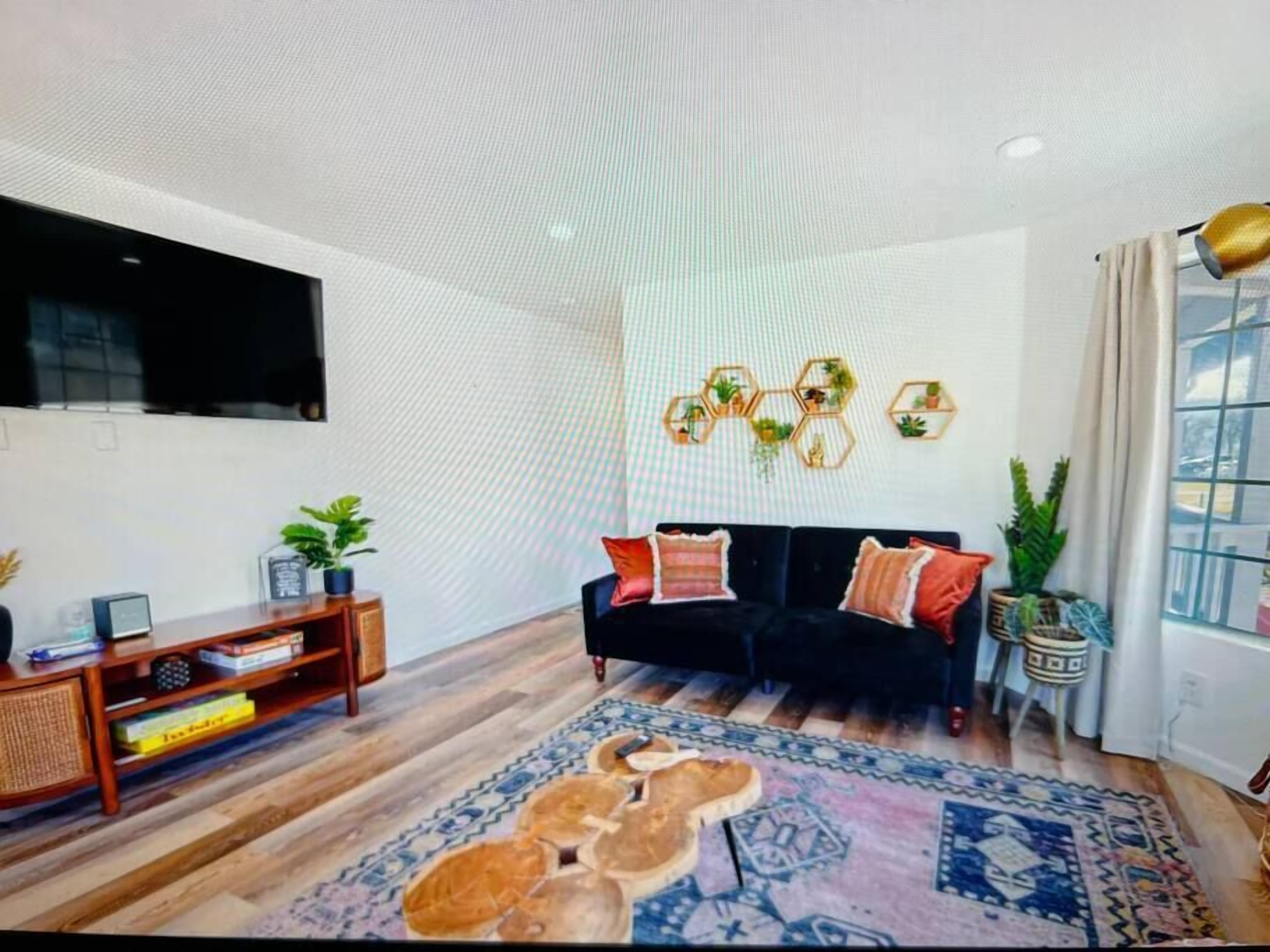 **Pet Friendly-Boho-Sleeps 5-Kitchen-In Town**