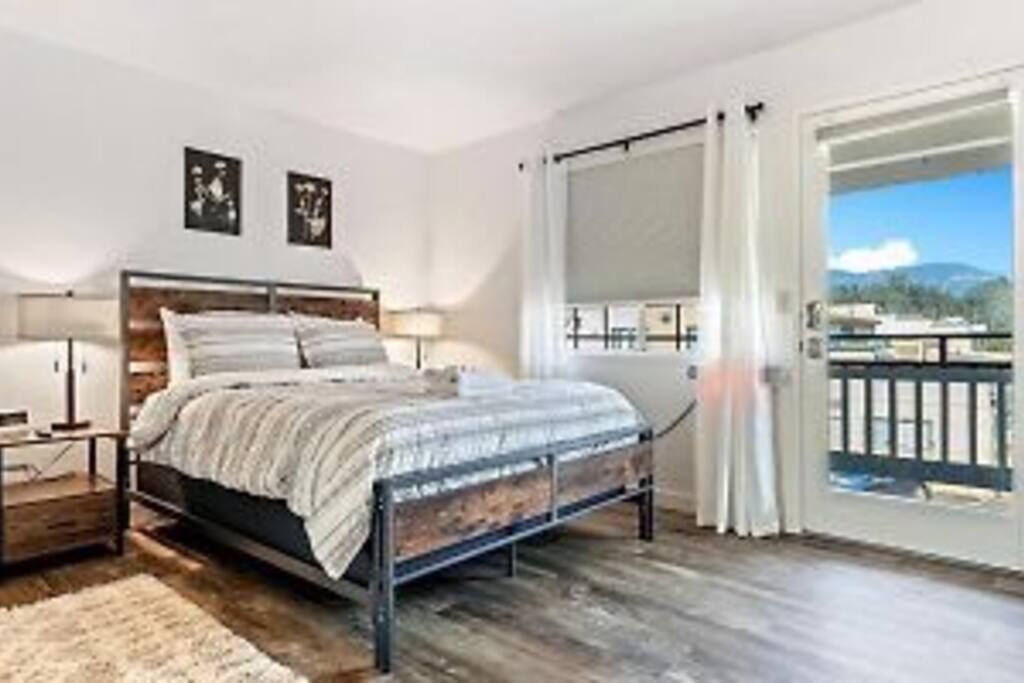 **Pet Friendly-Sleeps 4-Kitchen-Close to Town**