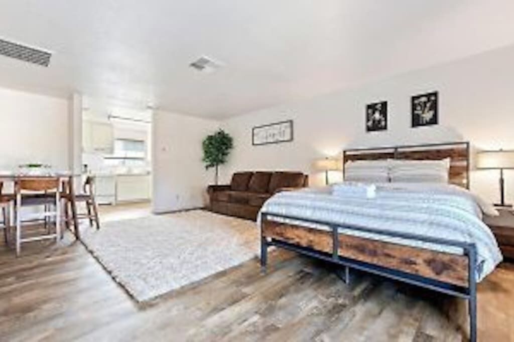 **Pet Friendly-Sleeps 4-Kitchen-Close to Town**