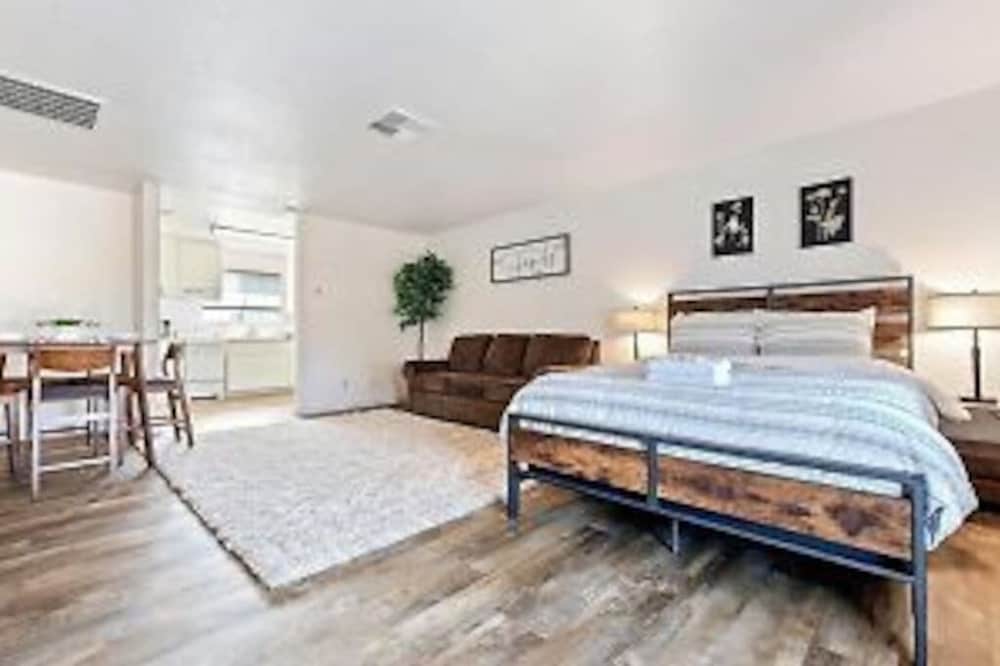 **Pet Friendly-Sleeps 4-Kitchen-Close to Town**