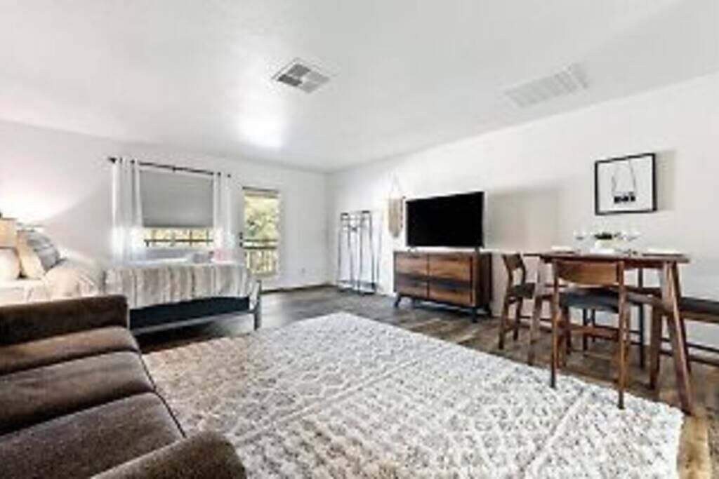 **Pet Friendly-Sleeps 4-Kitchen-Close to Town**