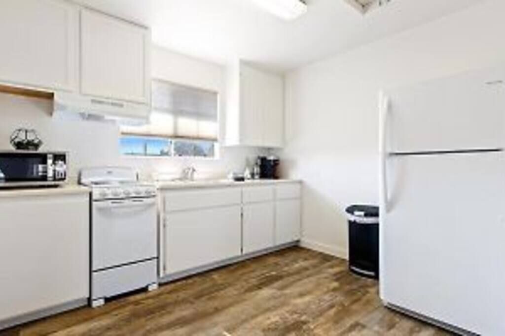 **Pet Friendly-Sleeps 4-Kitchen-Close to Town**