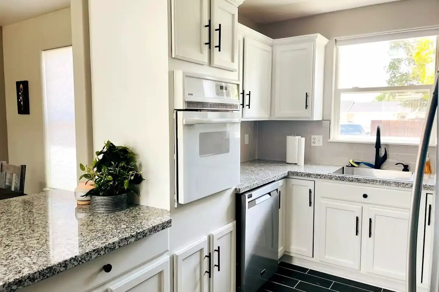 Cozy Modern TownHome with Fireplace & Pet Friendly