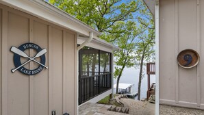 Et hus med et skilt, der viser "Duncan Lake House", og nummeret "9" på væggen.