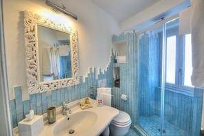 Shower, towels - Suite Baldea: An elegant and welcoming apartment that is part of an ancient watch tower built sheer above the sea, with Free WI-FI. (Positano)