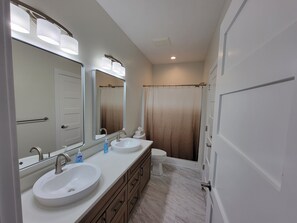 Douche, sèche-cheveux, serviettes fournies, savon