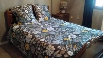 3 bedrooms, travel crib