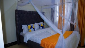 Ein Himmelbett mit Kissen und Decke.