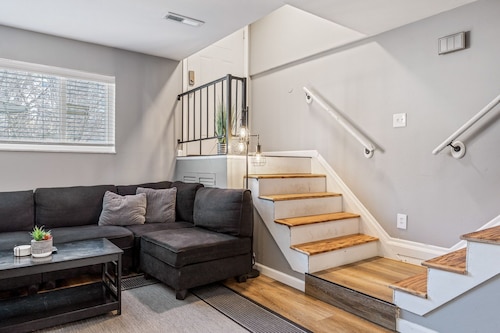 Dog-Friendly Townhome Near Streets of Saint Charles