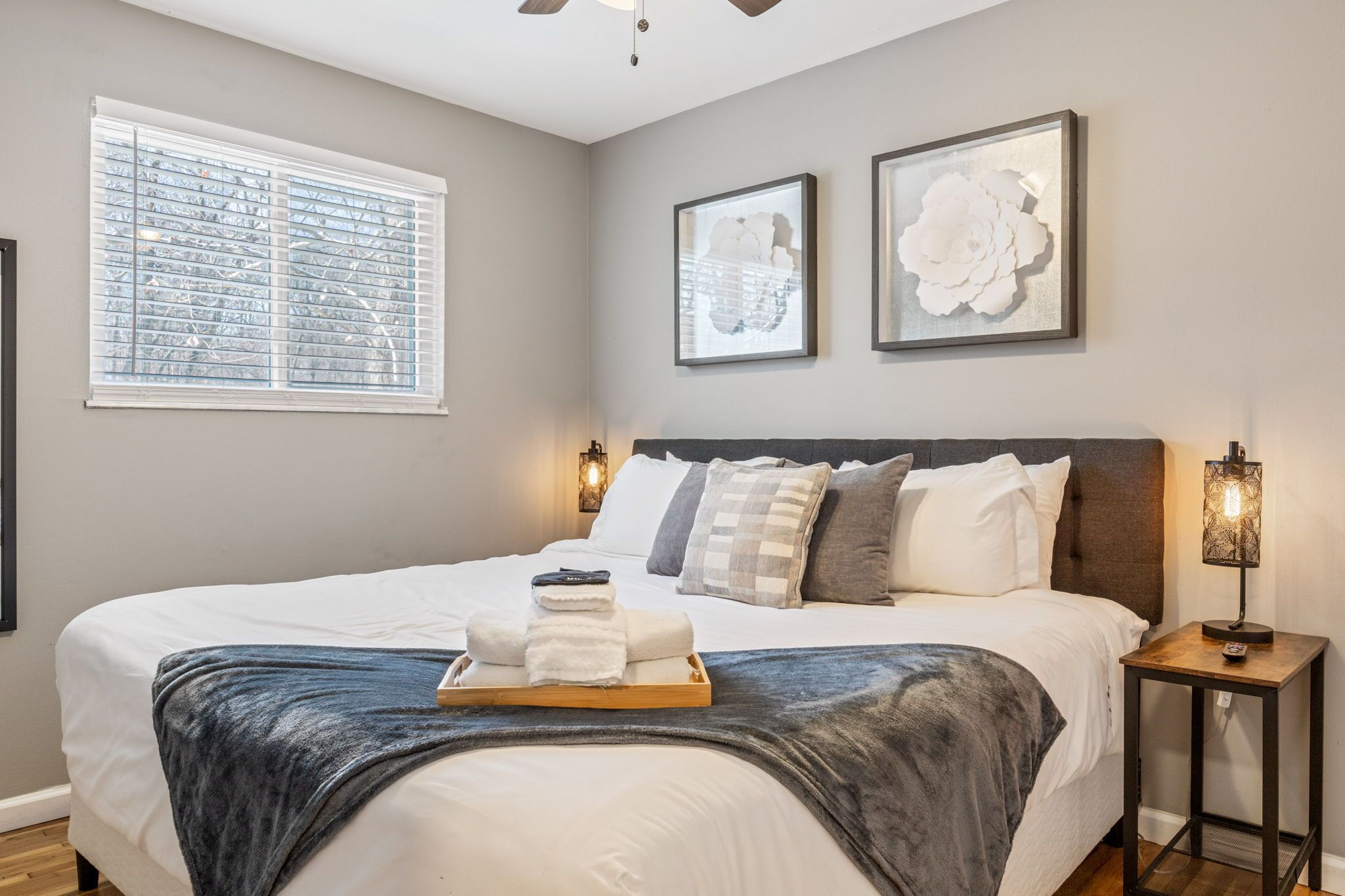 2 bedrooms, desk, WiFi, bed sheets