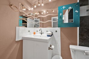 Doccia, asciugacapelli, asciugamani, sapone
