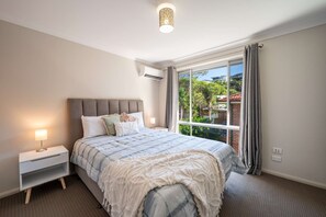 5 bedrooms, iron/ironing board, WiFi, bed sheets