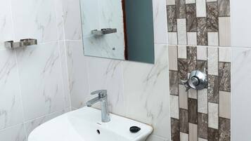 Regadera, toallas, jabón