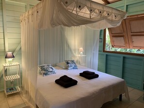 3 habitaciones, escritorio y tabla de planchar con plancha 