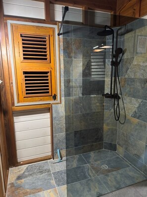 Dusche, Haartrockner, Handtücher