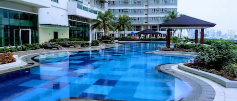 Una piscina al aire libre