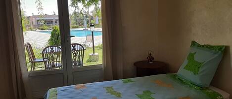 1 bedroom, bed sheets