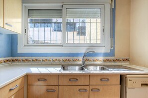 Fridge, microwave, oven, dishwasher - VILLA MIRÓN VINTAGE 13 Roses (Rosas / Roses)