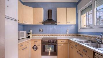 Een koelkast, een magnetron, een oven, een vaatwasser