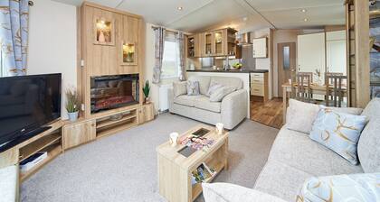 2 bedroom accommodation in Axminster