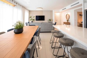 Apartment | Essbereich im Zimmer