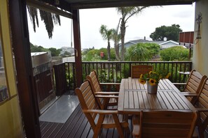 Outdoor dining - Brenton Bliss, beach view, walk to beach, safe secluded area on the Garden Route (Knysna)
