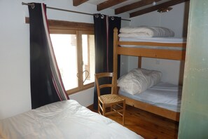 3 makuuhuonetta, vauvan matkasänky