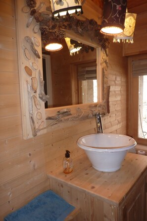 Suihku, hiustenkuivaaja, vessapaperi