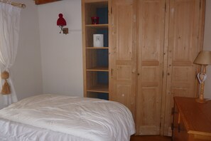 3 makuuhuonetta, vauvan matkasänky