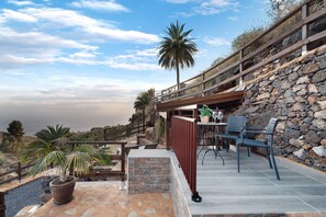 Outdoor dining - Holiday Apartment "Cueva El Desvelo" with Sea View, 3 Private Terraces & Wi-Fi (Tijarafe)