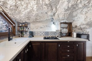 Fridge, microwave, oven, stovetop - Holiday Apartment "Cueva El Desvelo" with Sea View, 3 Private Terraces & Wi-Fi (Tijarafe)