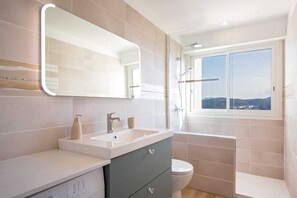 淋浴设施、吹风机、毛巾、肥皂