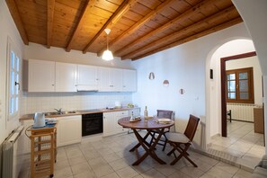 Cookware/dishes/utensils - Diamond Room (Mykonos)