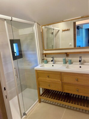 Douche, séchoir à cheveux, serviettes fournies, papier de toilette