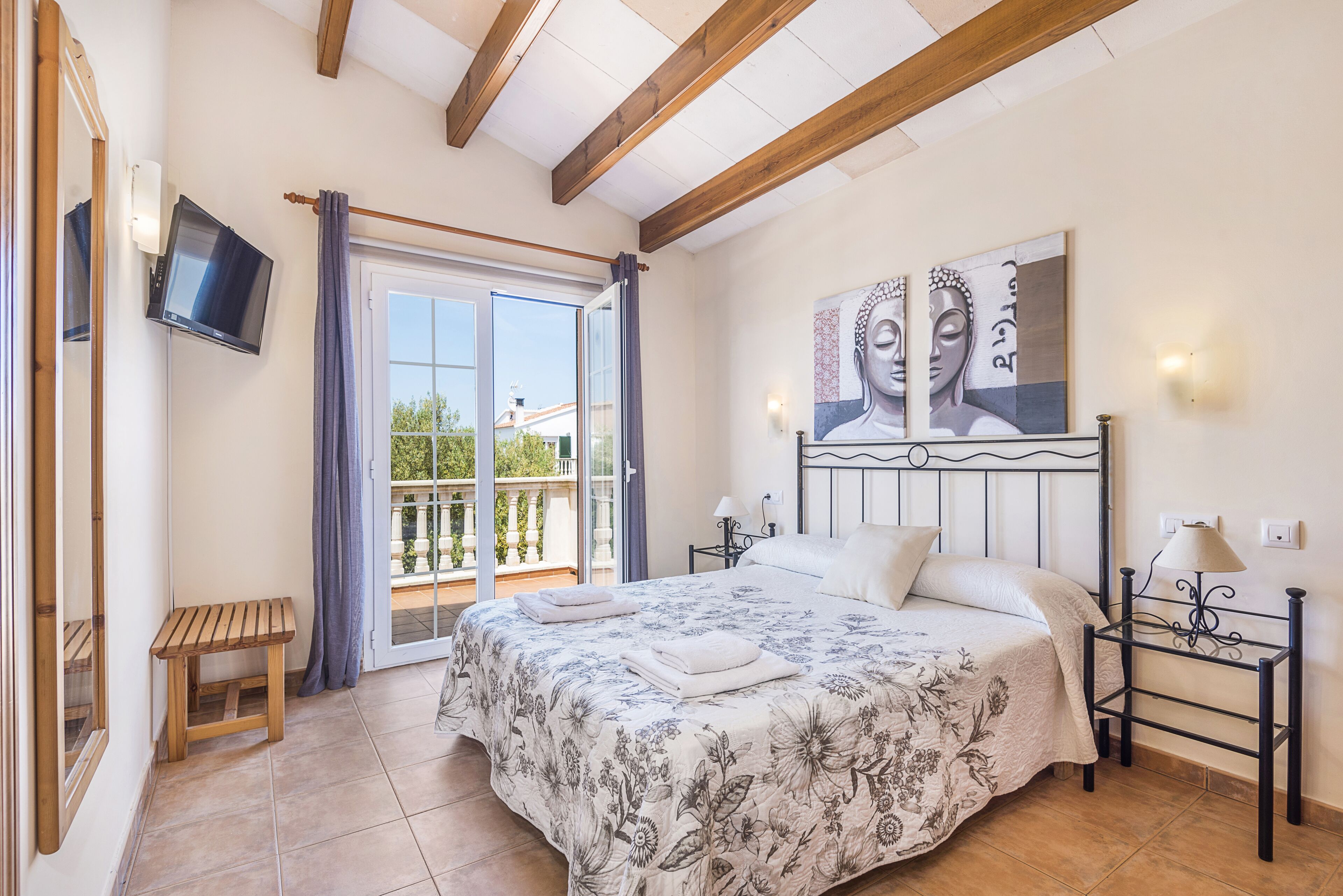 3 slaapkamers, een strijkplank/strijkijzer, reisbedje, gratis wifi