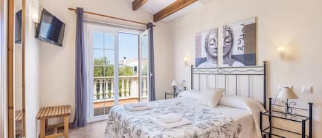 3 slaapkamers, een strijkplank/strijkijzer, reisbedje, gratis wifi