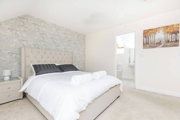 4 bedrooms, desk, iron/ironing board, free WiFi - 4 Bed 3.5 Bath - Free Parking | Free WiFi | 2x En-suite Bedrooms | Self Check-in (Wakefield)