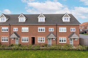 Exterior - 4 Bed 3.5 Bath - Free Parking | Free WiFi | 2x En-suite Bedrooms | Self Check-in (Wakefield)