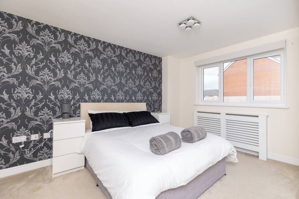 4 bedrooms, desk, iron/ironing board, free WiFi