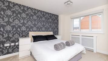 4 bedrooms, desk, iron/ironing board, free WiFi