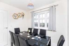 Dining - 4 Bed 3.5 Bath - Free Parking | Free WiFi | 2x En-suite Bedrooms | Self Check-in (Wakefield)