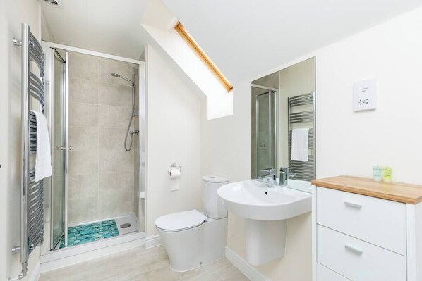 Shower, free toiletries, hair dryer